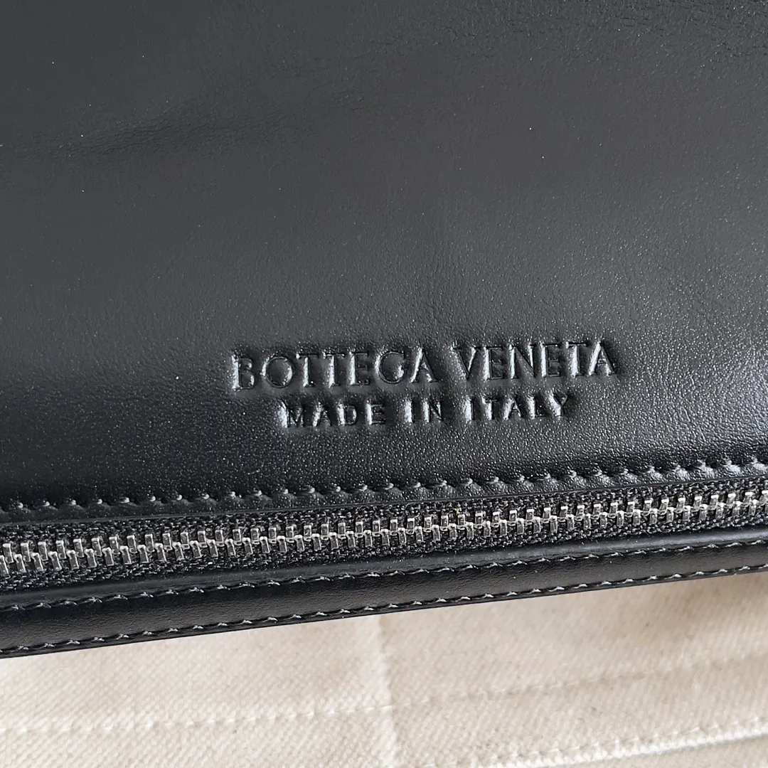 Batch 1960 BOTTEGA VENETA 2025 new product PICCOLO PORTFOLIO men's briefcase is officially shipped. BV's briefcases have always continued the simple and elegant design, and this time is no exception. The difference is that the overall shape of this briefcase is free and youthful, which reduces a lot of seriousness and creates a relaxed atmosphere. The small size can also be worn cross-body, which is very convenient for elites who do not need to carry many items when going out. The open-top design is more simple. It comes with two open small compartments and a large zippered compartment. It can be stored in an orderly manner anytime and anywhere, and the items carried in the bag can be clearly seen at a glance. Style number: 815785 Size: 30*21*6.5cm